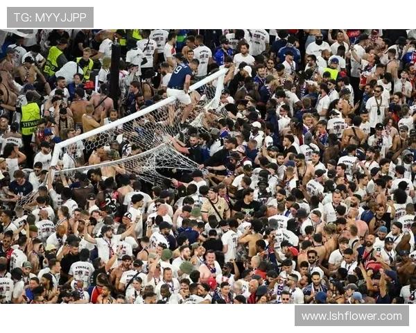 欧冠门票系统崩溃数万球迷排队长达12小时抢购心切