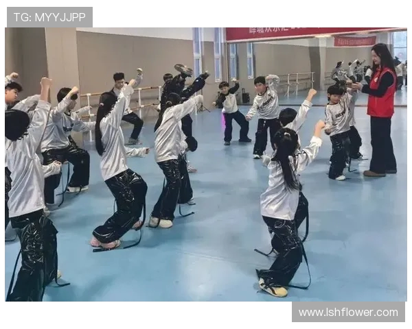 科学街舞灵活性训练方法探索提升舞者表现的有效策略与技巧 科学街舞灵活性训练方法探索提升舞者表现的有效策略与技巧